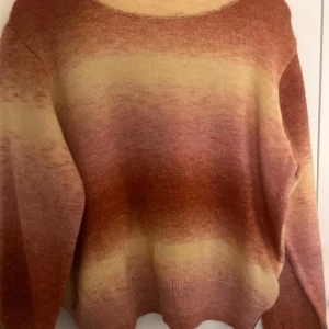 Super unik stickad tröja - Världens coolaste stickade tröja!! Aldrig använd, prislapp finns även kvar! Är i st XL men passar mer en M/L🩷  Hund finns i hemmet!