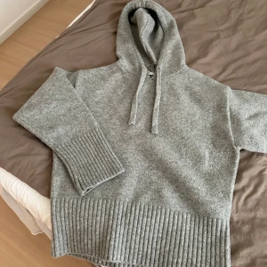 Stickad tröja - Stickad tröja från zara i storlek S. Använd nån enstaka gång.