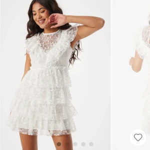 Lace Frill Short dress - Köpt på bubbleroom inför student 2024, men endast testat då jag valde en annan. Ligger nerpackad i originalförpackning med lappar kvar. Strl S, köpt för 1000kr säljer för 900kr📦💗