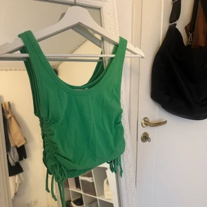 Linne  - Grönt linne från Zara som används mycket få gånger. Super fint stick!!  Hör av dig om du har några funderingar!❤️