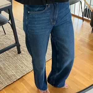 Arket vida jeans Maple - Vida jeans med hög midja från Arket. Använda några få gånger sedan jag köpte dem i april 2024.. Absolut nyskick! Stl 26. Jag är 168cm lång o de går precis ner till marken på mig. Supersköna! Nypris 999kr.
