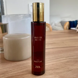 Amber Satin ZARA Parfym - En supergod-doftande parfym från Zara som passar perfekt till hösten! En Eau De Parfum, 30ml med toner av lite trä och kanel. Jag anser själv att den har samma djup som CAIAS mörkare parfymer såsom La Nuit. 
