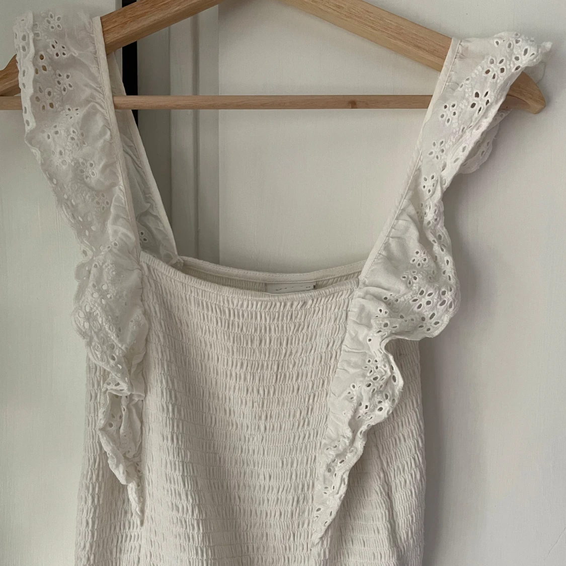 Vit ärmlös topp med spetsdetaljer - 91