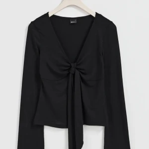 Tie tröja - Tröja med knyt där fram. Nästan helt oanvänd 