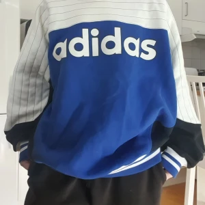 Adidas Ny XL oversize 25 års jubileum  - Oanvänd, legat i garderoben bara. XL. Blå, svart, vit!