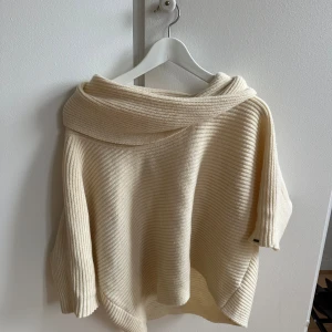 Stickad tröja från Tommy Hilfiger - En super fin stickad tröja från Tommy hilfiger! Trekvartsärm och i en krämvit färg 💗 köpt från sellpy förra året (450kr)