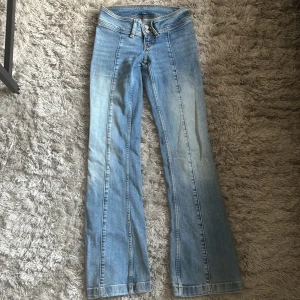 Monki jeans💕 - Jag säljer de här jättefina monki  jeansen som inte säljs längre. Köpta för 699kr och jag säljer för 260 kr! De är endast andvända ett fåtal gånger och är i nyskick💕💕