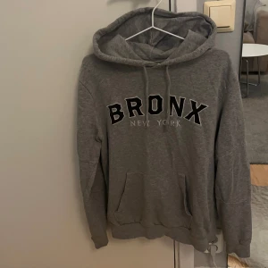 Hoodie - Grå hoodie från hm! Slitna vid båda ärmarna (se sista bild) där av lågt pris