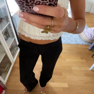 Alobha Label kostymbyxor - Säljer dessa skitsnygga kostymbyxorna från Alobha Label! Storlek xs men passar s med. Perfekt i längden för mig som är 173💕Använt ett fåtal gånger.