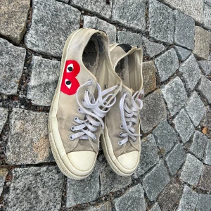 Comme des Garcons - Snygga sneakers i storlek 43. Lite slitna i hälen men fina annars i skicket. Köpa på NK i Stockholm. Vid intresse hör av er och pris kan diskuteras!