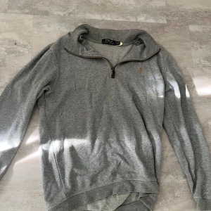 Polo half zip - Säljer min polo half zip som inte passar mig längre. Tröjan har inga defekter och är i ett bra skick.