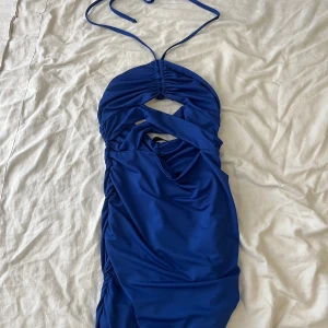 Blå festklänning  - En mörkblå klänning som är perfekt till fest