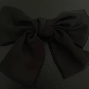 Svart hår rosett - Säljer den söta svarta rosetten!💞