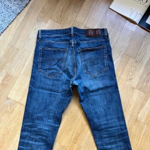 Tiger of Sweden jeans - Tiger of Sweden jeans modell evolve. Storlek 31/32 och modellen är 184cm och väger 68kg. 