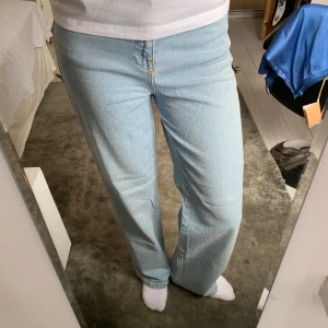 Raka jeans  - Storlek 34 men sitter mer som 36.  Innerbenslängd: 80 cm.  Väldigt bra skick då de endast är använda ett fåtal gånger. 