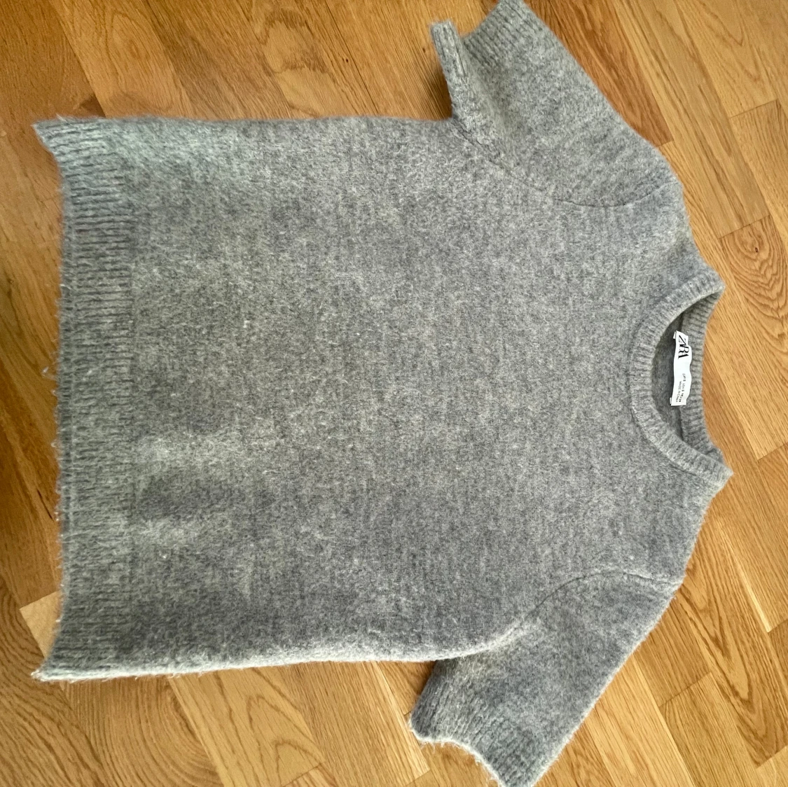 Säljer denna super fina stickade t-shirt  - 90