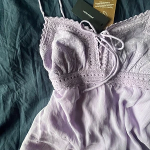 Vero Moda linne - Vero Moda jätte gulligt ljus lila linne med jättefin brodyr upptill och resår som drar in under. Nyskick och aldrig använt.