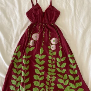 mycket fin klänning :) - Den har bara används ett fåtal gånger. Meddela mig vid frågor eller om ni vill få mer bilder ☀️