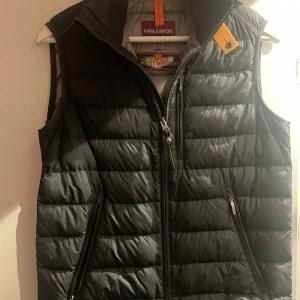 Parajumper väst -  Jag har en fet väst i storlek XS passar även S som jag tror skulle passa dig perfekt!. Den är i utmärkt skick och har en fin svart färg. Om du är intresserad är det bara att höra av sig. OBS! Knappt använda. Ny pris ca4000kr.