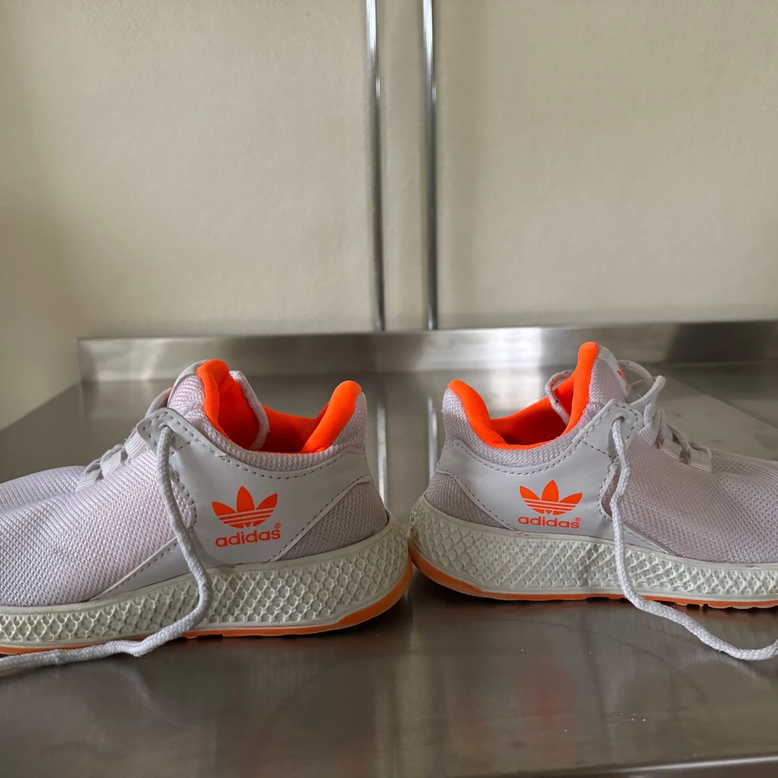 Vita och orangea sneakers från Adidas - 91