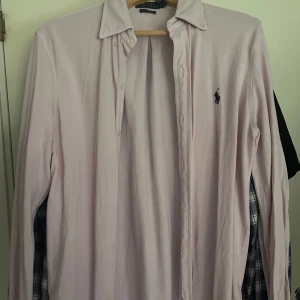 Rosa Ralph lauren skjorta i M - Rosa ny Ralph lauren skjorta i M, helt felfri, kontakta vid frågor 