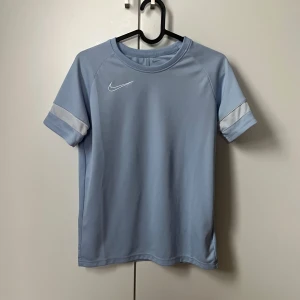 Nike dry fit T-shirt  - Nike dry fit T-shirt storlek 147-158. I färgen turkos . 