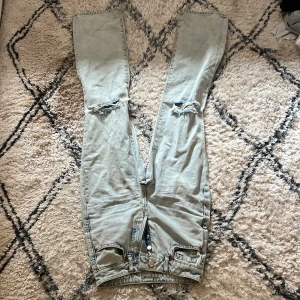 Jeans från never denim - Köpta för 799, säljer för 359💕 Midja 24 längd 32