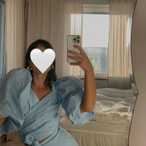 Adoore - Två-delat-set i rutigt mönster (blå). Sparsamt använd. Bara ett fåtal gånger. Storlek S. Kan också passa en XS. 