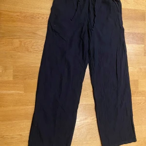 Linnebyxa  - Linnebyxa från Gina tricot. Storlek 134-140. 