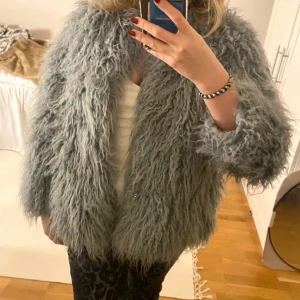 Pälsjacka - Så snygg pälsjacka🩷 Pris kan diskuteras. Sitter oversized på mig som vanligtvis är en S
