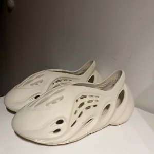 Yeezy foam runners - Använda 2-3 gånger. Inga märken. Riktig feta. Äkta köpta i USA. Säljer dessa för att jag byte stil.  INGEN LÅDA