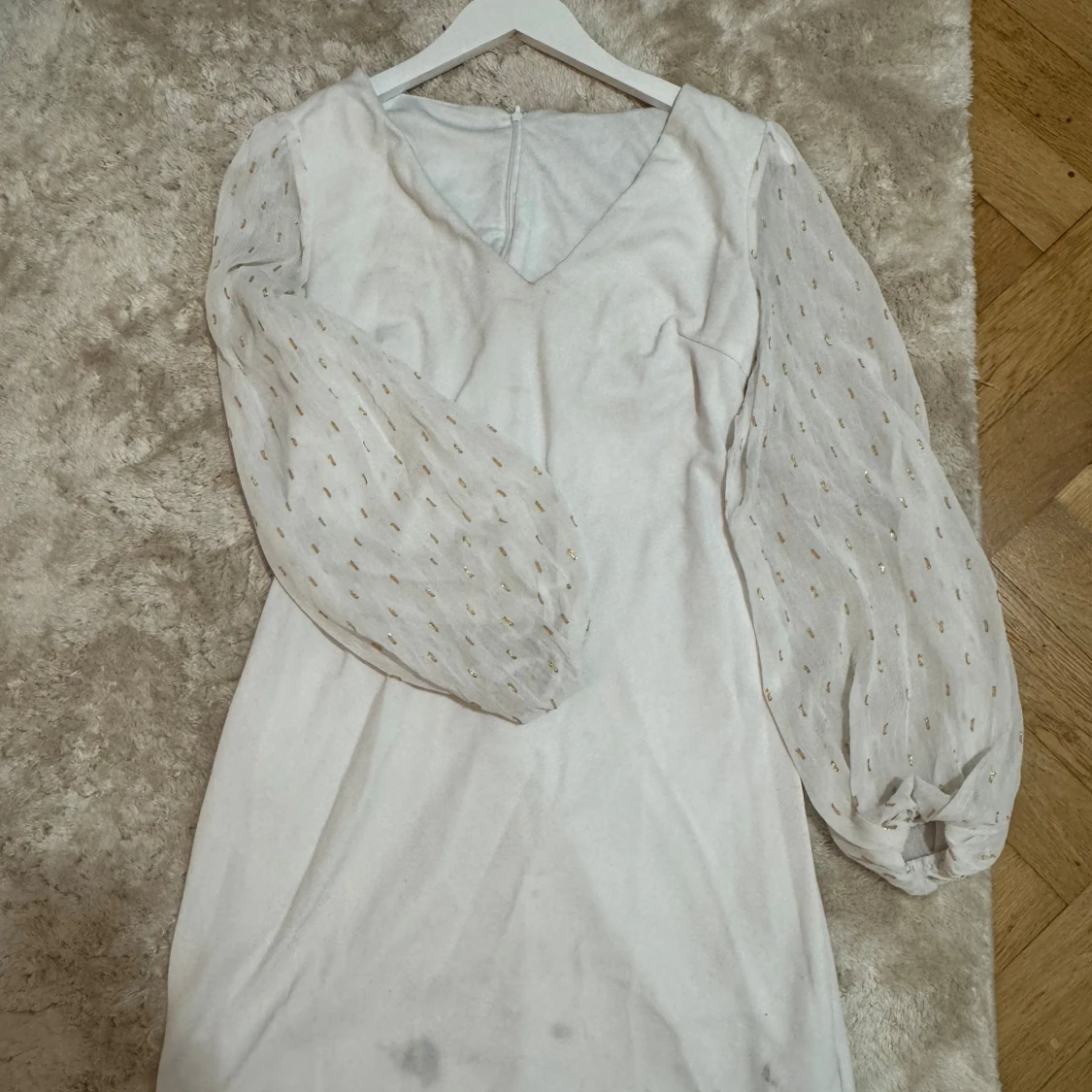 Vit klänning med transparenta ärmar