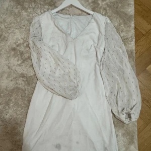 Vit klänning med transparenta ärmar - I väldigt bra skick, passar storleken XS-M