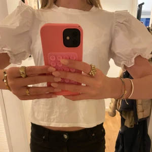 Vit t-shirt med puffärmar - Säljer denna söta t-shirt med puffärmar. Köpt från zara i storlek S. Bra skick. Skriv för fler bilder eller frågor. Pris kan diskuteras.🤍🤍