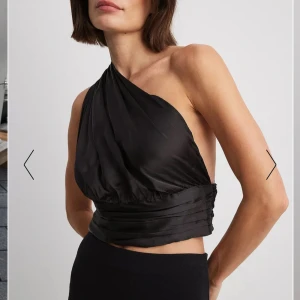 Svart fest topp helt ny  - Fin enkel svart topp 