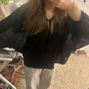 Svart blus - Svart blus med större armar! Supersöt som tyvärr är lite för stor för mig😽 pris kan diskuteras! Skriv till mig innan köp🤍