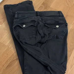 Lågmidjade bootcut jeans  - Från lager 157 i XS  Lågmidjade 
