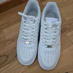 Nike A1 44 - Använd bara en gång. Passade inte mig. OBS följer inte orginal lådan. 