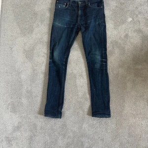 Nudie Jeans Grim Tim - Tja, säljer dessa fräna Nudie jeans i modellen Grim Tim. Skicket är mycket bra och storleken är 31/32. Hör av dig vid funderingar!
