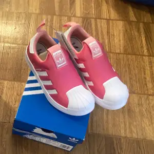 Adidas sneakers Superstar Rosa/vit storlek FR 35 Aldrig använda, så helt i nyskick i originalkartong  Så länge annonsen finns kvar finns skorna kvar