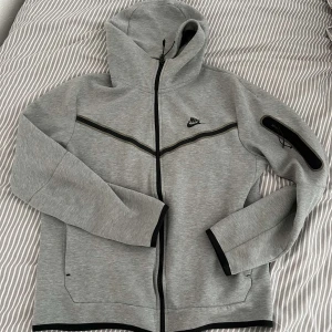 Nike tech - Använd fåtal gånger, i bra skick. Den passar s/m