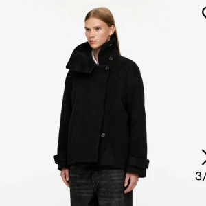 arket kappa  - super fin kappa från arket! jätte bra skick.  köpt för nypris vilket är 1890kr🥰 skriv för egna bilder!! storlek 36 men passar både 34 och 38 beroende på hur man vill att den ska sitta💕💕