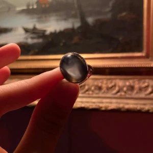 Ring - Byter färg i olika vinklar, väldigt bra skick.