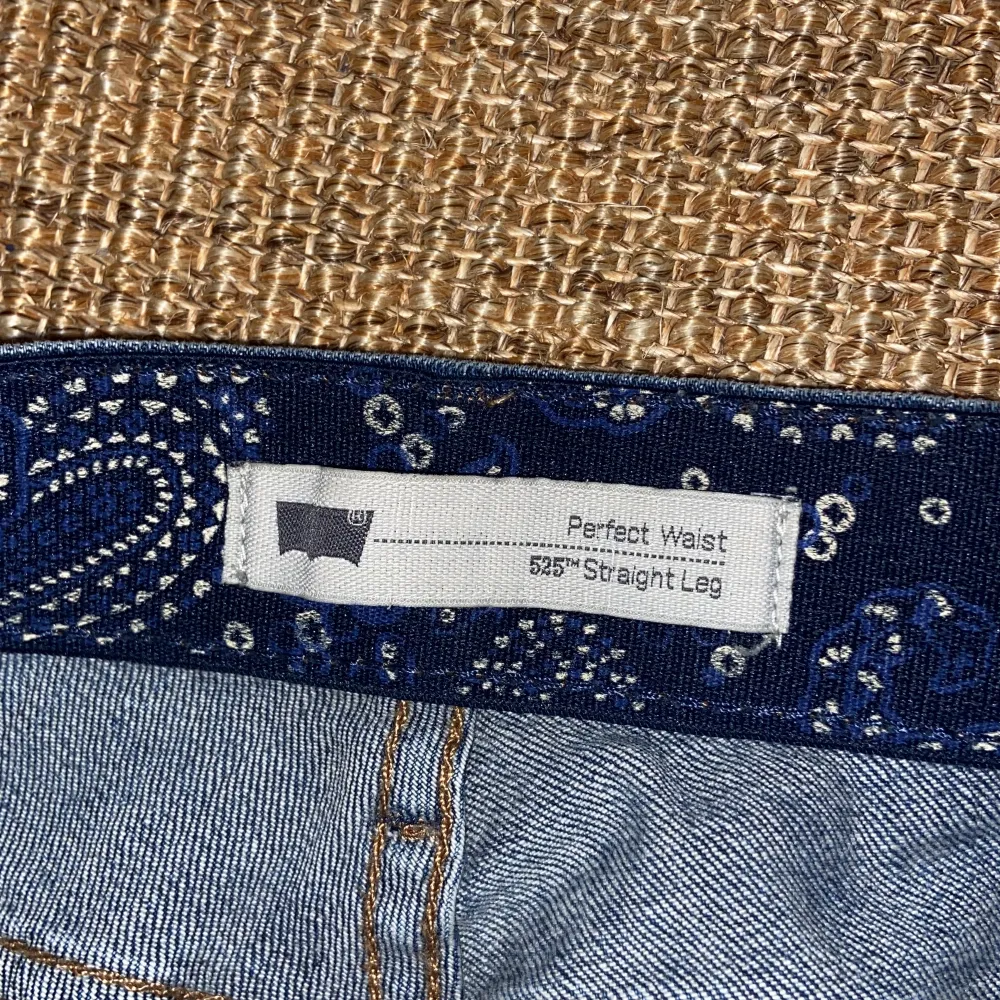 Säljer ett par blåa Levis jeans!! W28, L32 🥰🥰 Det är ett litet håll på framsidan av byxan och lite fransiga längst ner !!. Jeans & Byxor.