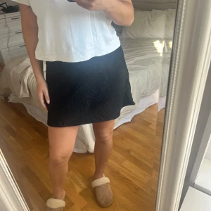 Kort kjol - Helt underbart skön kjol. Super fin att stylea nu till hösten. Super skick!🥰