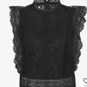 Svart blus - Svart blus från only som är i väldigt fint skick!💘