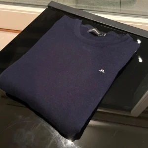 J.Lindberg tröja - Snygg J.Lindberg tröja av merinoull i mörkblått. Storlek M men sitter som XS. Bra skick.⭐️