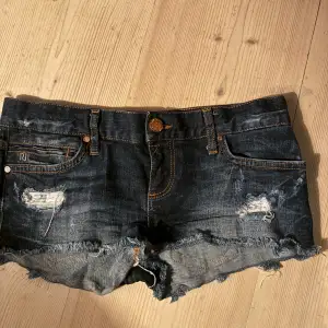 Midjemått: 40 Midjehöjd: 18 Super snygga shorts!!🩷🩷