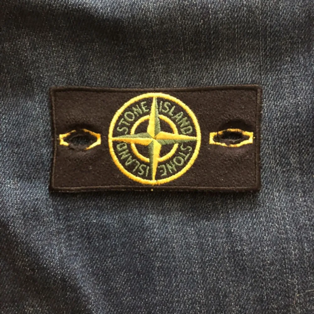 Säljer mina Stone island jeans pga av för liten storlek. W:30 L:34 Äktheten går att kolla genom qr koden eller clg numret. Skriv gärna om du har fler frågor. Pris går även att diskuteras.. Jeans & Byxor.