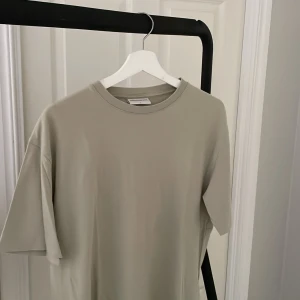 T-shirt - These glory days - T-shirt från These glory days i päronglass   Size S men sitter lite mer Loose så perfekt till dig som är M